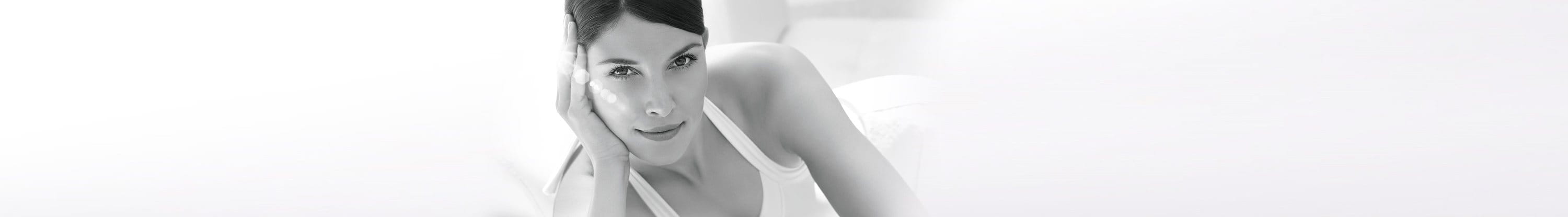 Жінки зі знаком сонцезахисного засобу Eucerin на плечі
