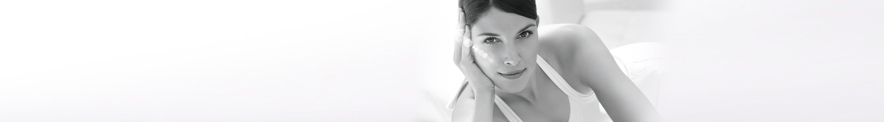 Модель Eucerin демонструє шкіру під рукою