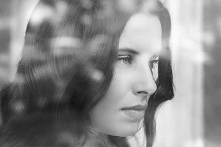 Жінка дивиться у вікно