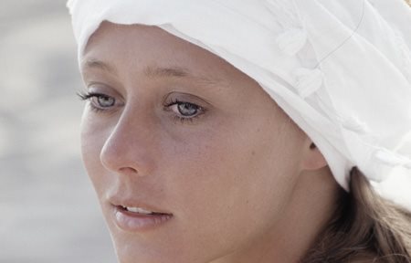 Обличчя молодої дівчини