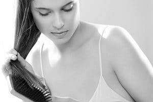 Жінка занепокоєна випадінням волосся