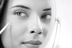 Модель Eucerin використовує точковий коректор проти пігментних плям.